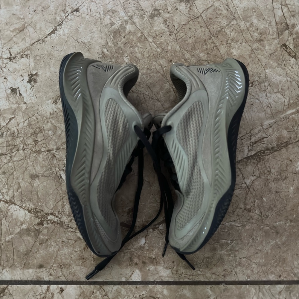 SALE‼️ Women's RAD V1 Shoes in Gray